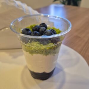 Sernik z leśnym mchem i borówką