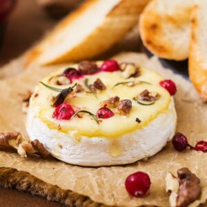 Camembert z sosem żurawinowym na sałacie