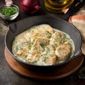 Filet z kurczaka w sosie śmietanowo - czosnkowym