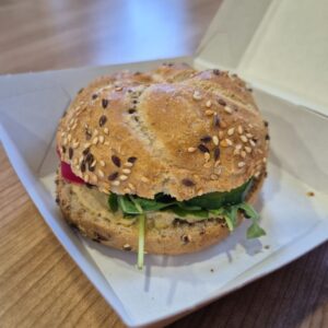 Kanapka z hummusem, warzywami i rukolą