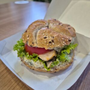 Kanapka z kurczakiem z grilla, sosem tatarskim i warzywami