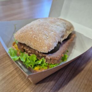 Kanapka z pasztetem i ogórkiem