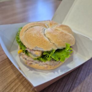 Kanapka z tuńczykiem, kukurydzą i ogórkiem konserwowym