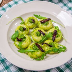 Kluski śląskie z pesto bazyliowo - pietruszkowym