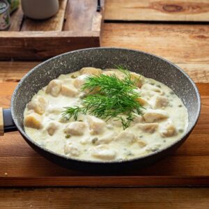 Kopytka w sosie śmietanowo - pieprzowym