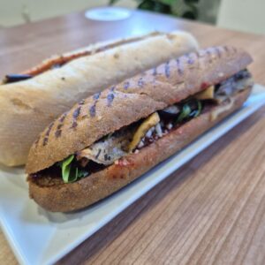 Panini z pieczonym bakłażanem, mozzarellą i sosem pomidorowym