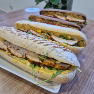 Panini z kurczakiem curry, serem i kolendrą