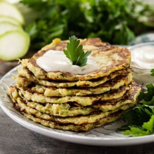 Placki z cukinii z sosem czosnkowym