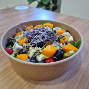 Sałatka z pieczoną dynią, serem pleśniowym i rukolą