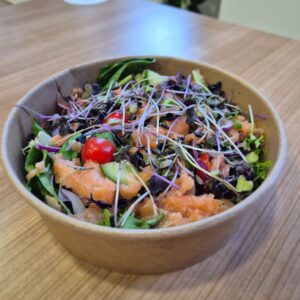 Sałatka z łososiem, szpinakiem, sosem jogurtowym i limonką