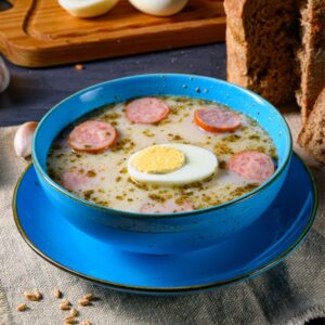 Żurek z jajkiem i kiełbasą