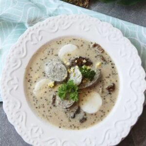 Barszcz biały z kiełbasą i jajkiem