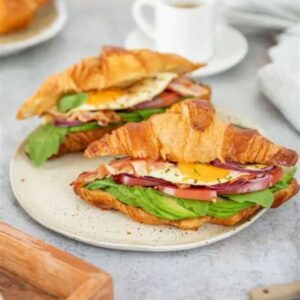 Croissant z boczkiem i jajkiem