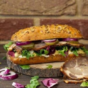 Kanapka z karkówką z grilla i musztardą francuską