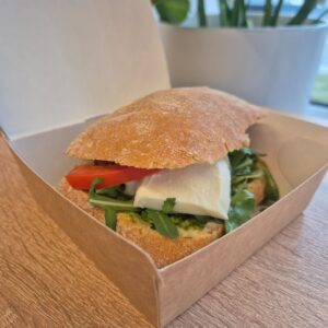 Kanapka z mozzarellą, pomidorem i pesto