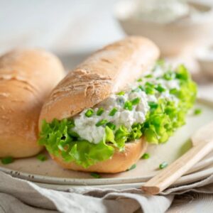 Kanapka z pastą rybną i szczypiorkiem