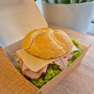 Kanapka z serem i szynką