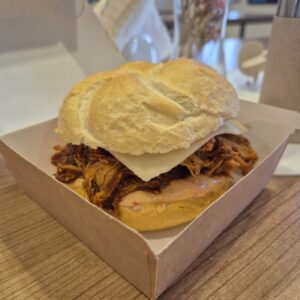 Kanapka z szarpaną wieprzowiną, śliwką, serem i sosem BBQ