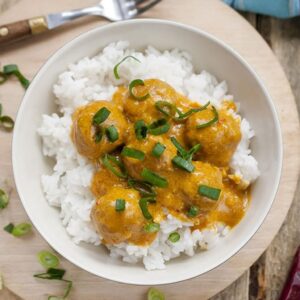Klopsy z ciecierzycy w sosie kokosowym