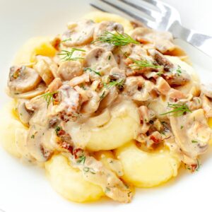 Kluski śląskie w sosie pieczarkowym