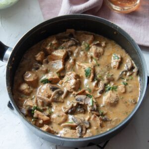 Kurczak w sosie śmietanowo-pieczarkowym