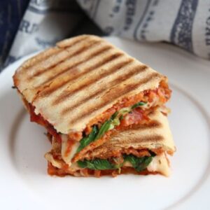 Panini z chorizo, chedarem, cebulą i mayo z wędzonej papryki