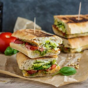 Panini z mozzarellą, pomidorem i bazylią