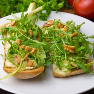 Panini z serem pleśniowym, gruszką, rukolą i balsamico