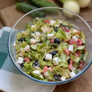 Sałata lodowa z oliwkami