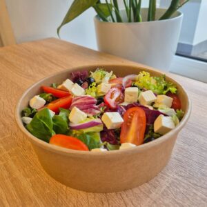 Sałatka grecka z serem feta, oliwkami i świeżymi warzywami