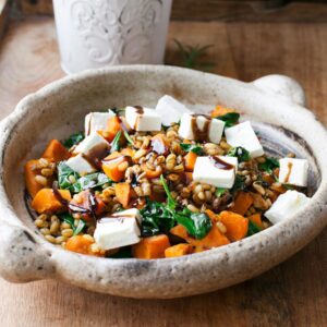 Sałatka z kaszą pęczak, dynią i serem feta