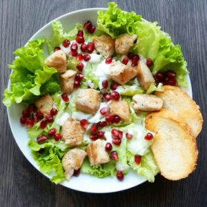 Sałatka z kurczakiem, awokado i pestkami granatu