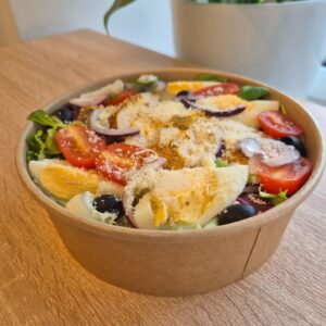 Sałatka nicejska z tuńczykiem, jajkiem i warzywami