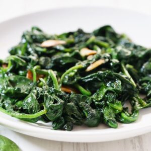 Duszony szpinak z czosnkiem