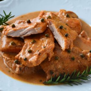 Szynka pieczona w sosie z zielonego pieprzu