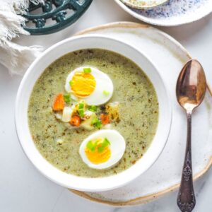 Zupa szczawiowa z jajkiem i boczkiem