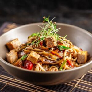 Noodle smażone z warzywami i tofu