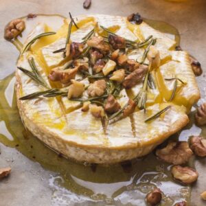 Camembert z miodem i orzechami na mixie sałat