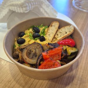 Hummus z grillowanymi warzywami i serem feta