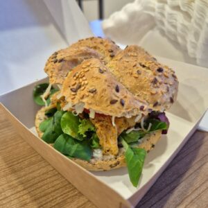 Kanapka z grillowanym kurczakiem i warzywami