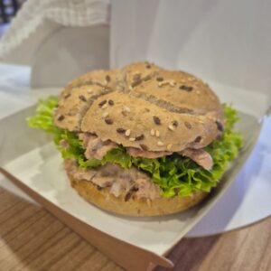 Kanapka z pikantnym tuńczykiem