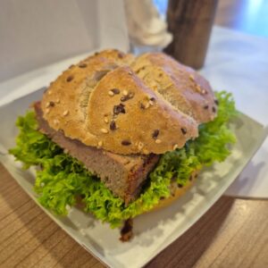 Kanapka z pasztetem i karmelizowaną cebulką