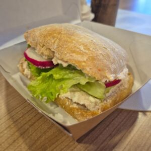 Kanapka z twarożkiem, rzodkiewką i szczypiorkiem