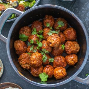 Klopsy z ciecierzycy w sosie z suszonych pomidorów