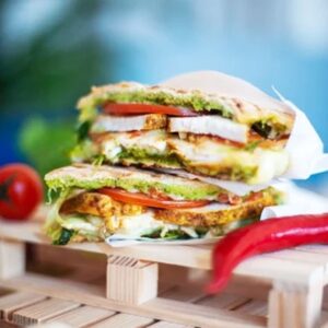 Panini z kurczakiem curry, kukurydzą i mozzarellą