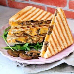 Panini z pieczarkami, mozzarellą i szczypiorkiem