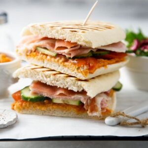 Panini z serem, szynką, porem i ananasem