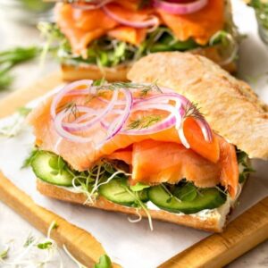 Panini z wędzonym łososiem, serkiem i kaparami