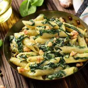 Penne z sosem alfredo i szpinakiem