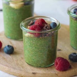 Pudding chia z matchą i owocami